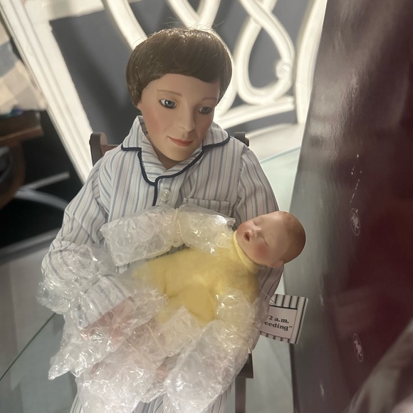 Ashton Drake "2am Feeding" Dad and Baby Doll 1993 with Authenticity Certificate - Picture 4 of 5